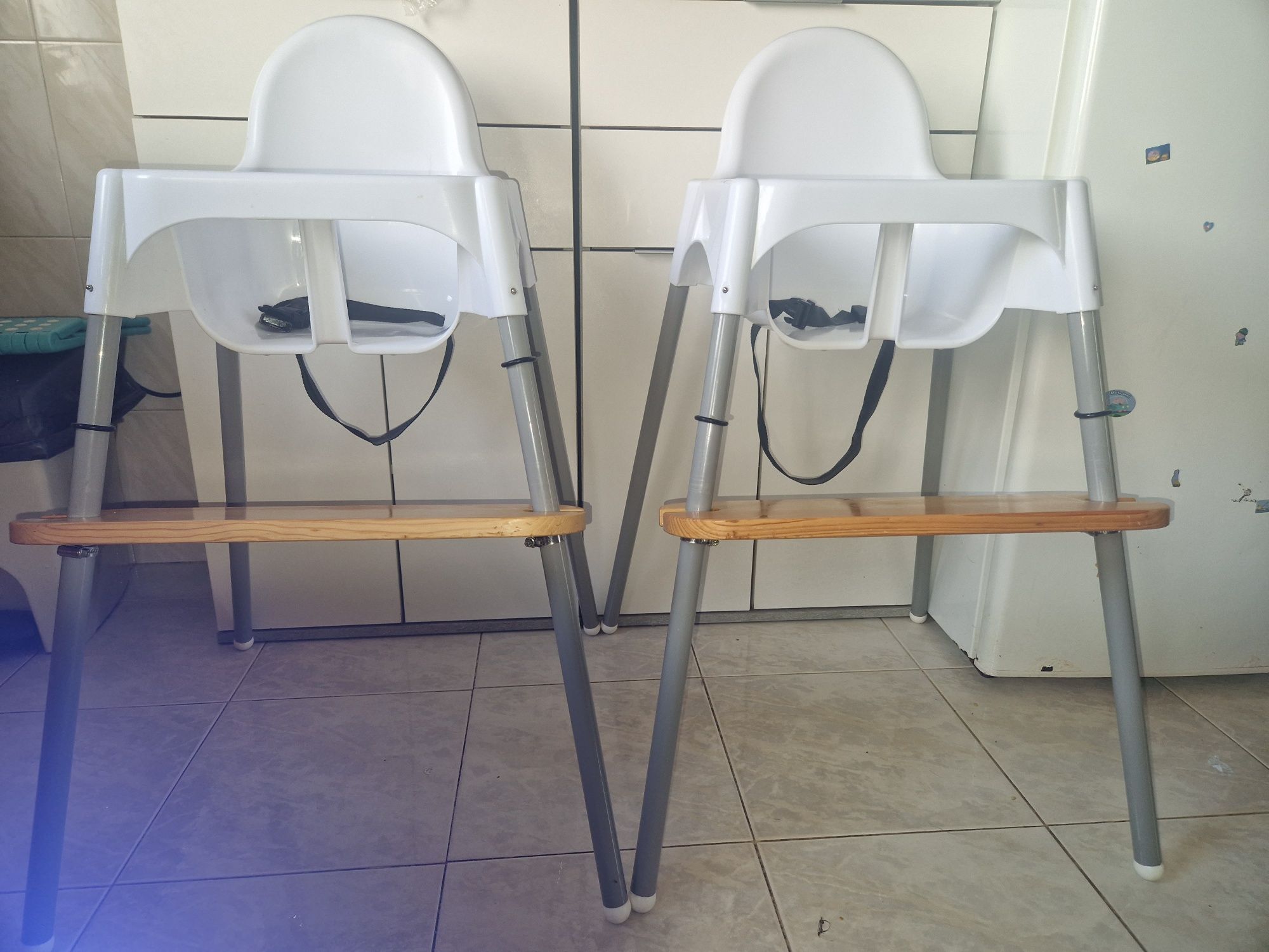 Cadeiras de refeição com pousa pés adaptável