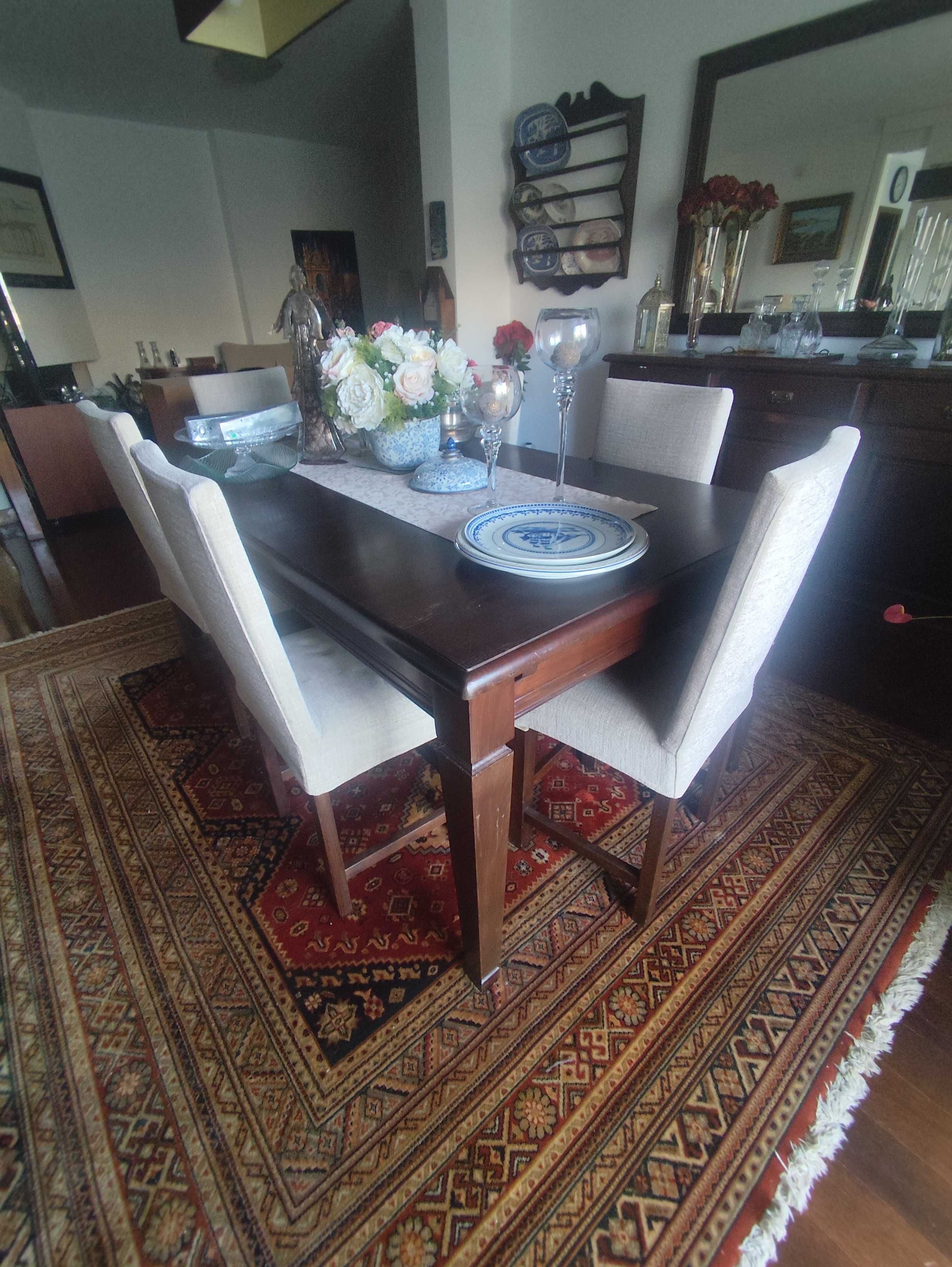 Mesa de sala de jantar e Espelho
