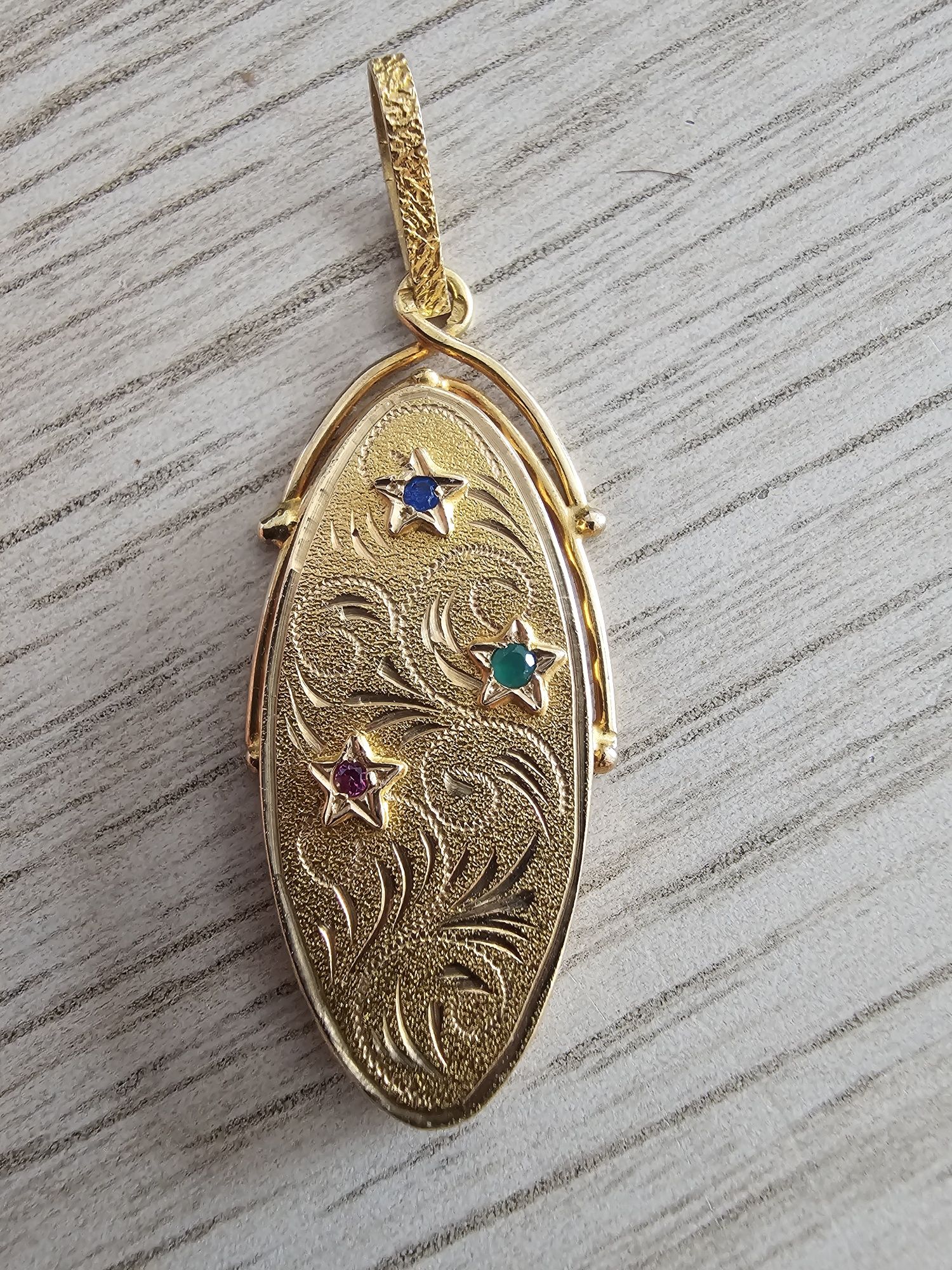 Pinguente em ouro com pedras varias cores