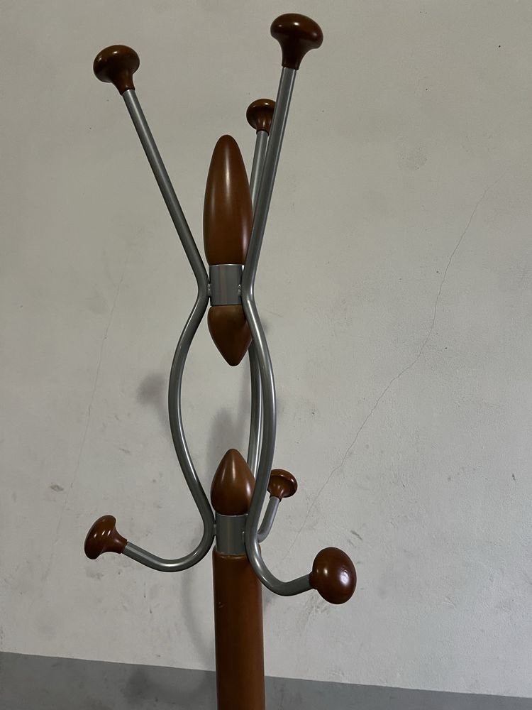 Cabide de pé para roupa.
