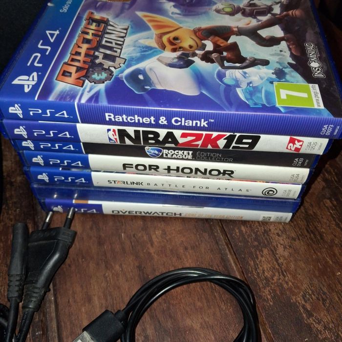 PlayStation 4 com comando e jogos