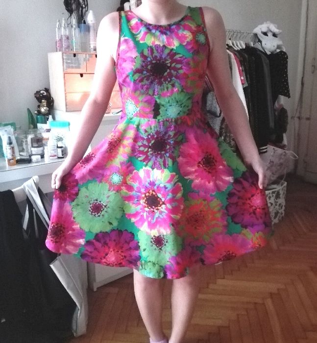 Wallis Petite kolorowa sukienka we wzory tęczowa modna rozkloszowana S