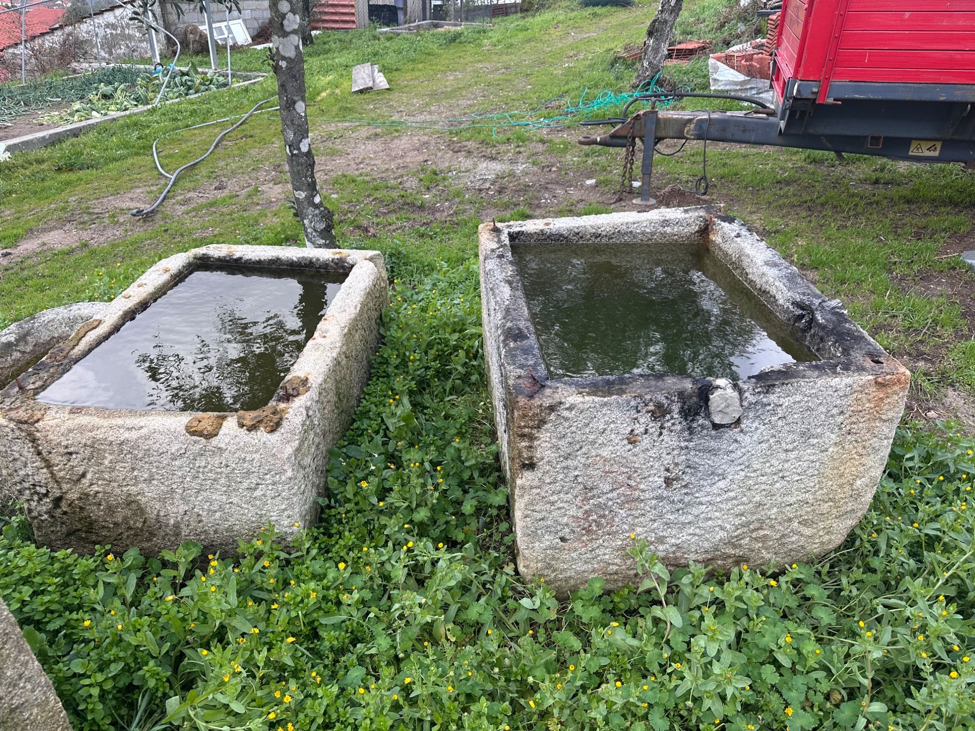 Pias de pedra trabalhadas