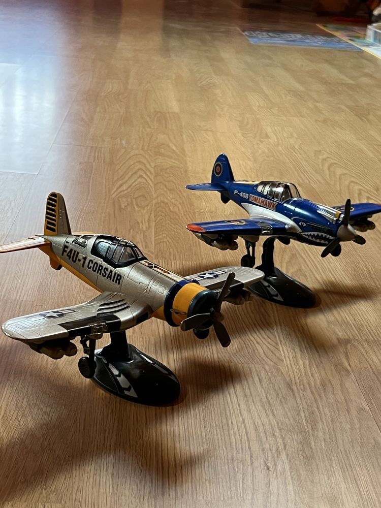 Dois aviões brinquedo com suporte