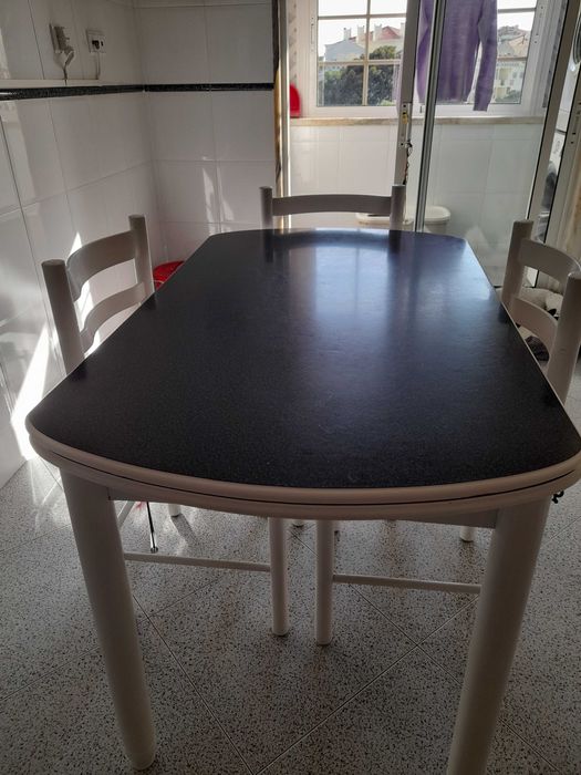 Mesa de refeição + 4 cadeiras, madeira branca, tampo fórmica preto