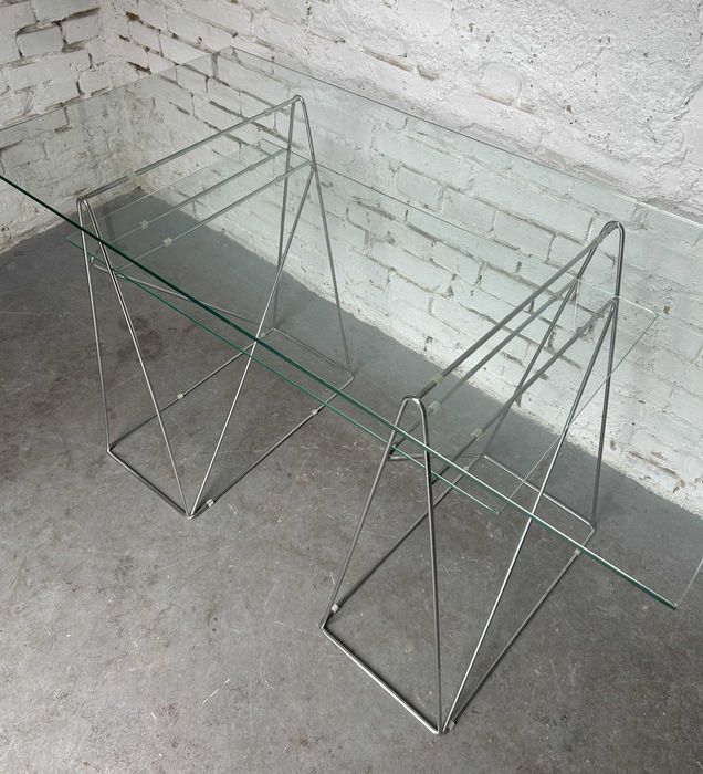Szklane biurko bauhaus na chromowanej podstawie