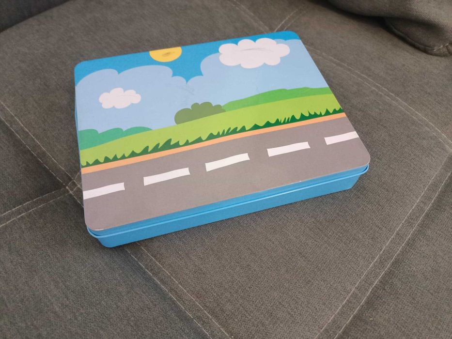 Pudełko metalowe z możliwością układania pojazdów