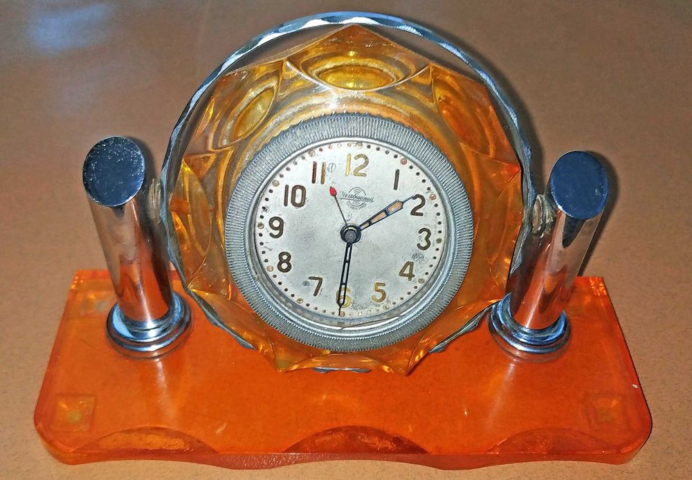 Часы настольные, челябинский часовой завод, 1956 год.