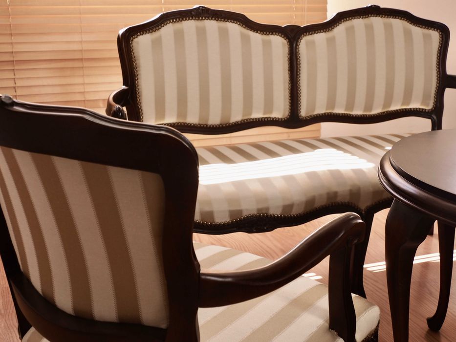 Odrestaurowany zestaw w stylu ludwikowskim. Ława, sofa i fotele.