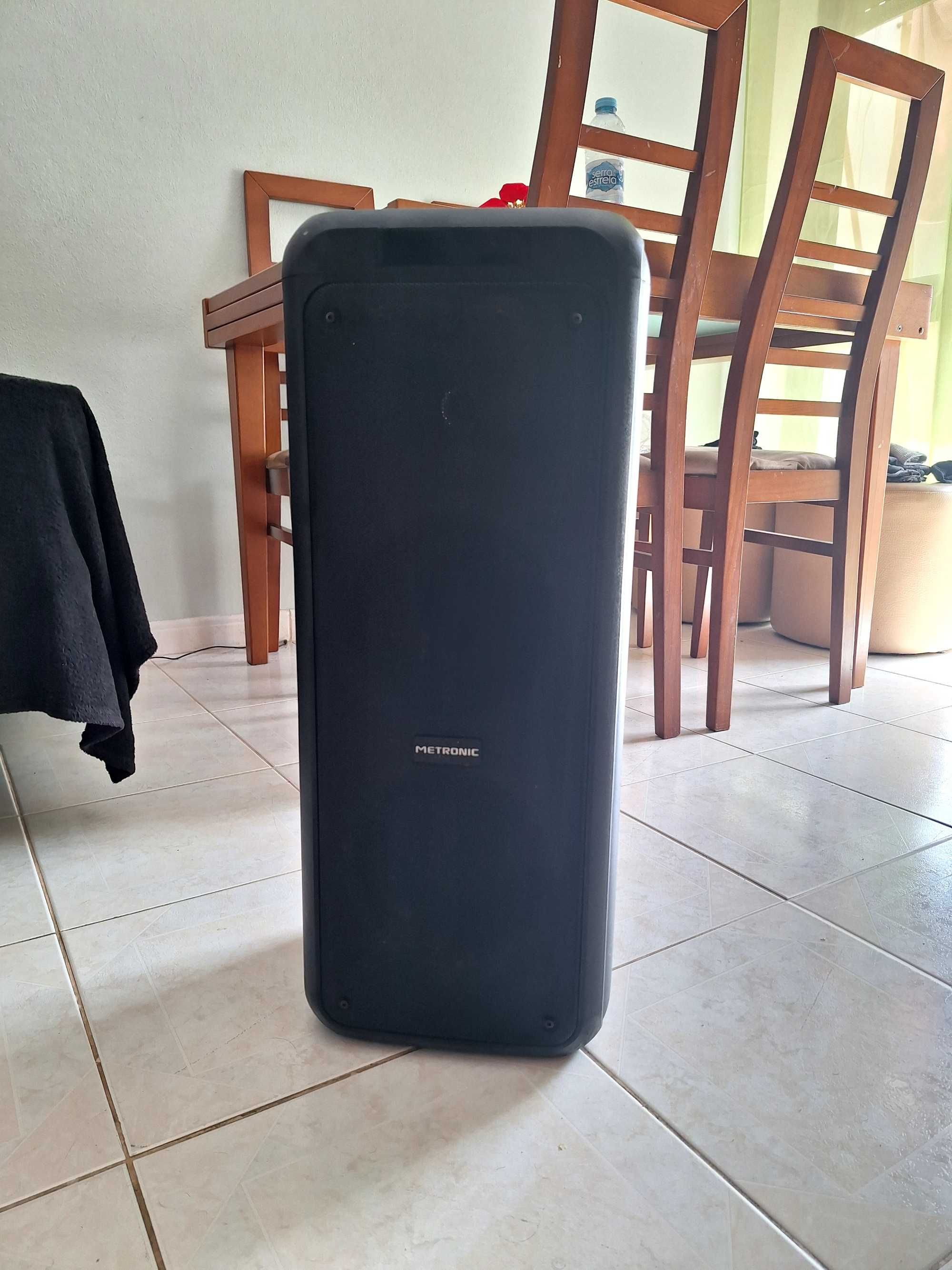Colunade Som, pequenos riscos praticamente novo