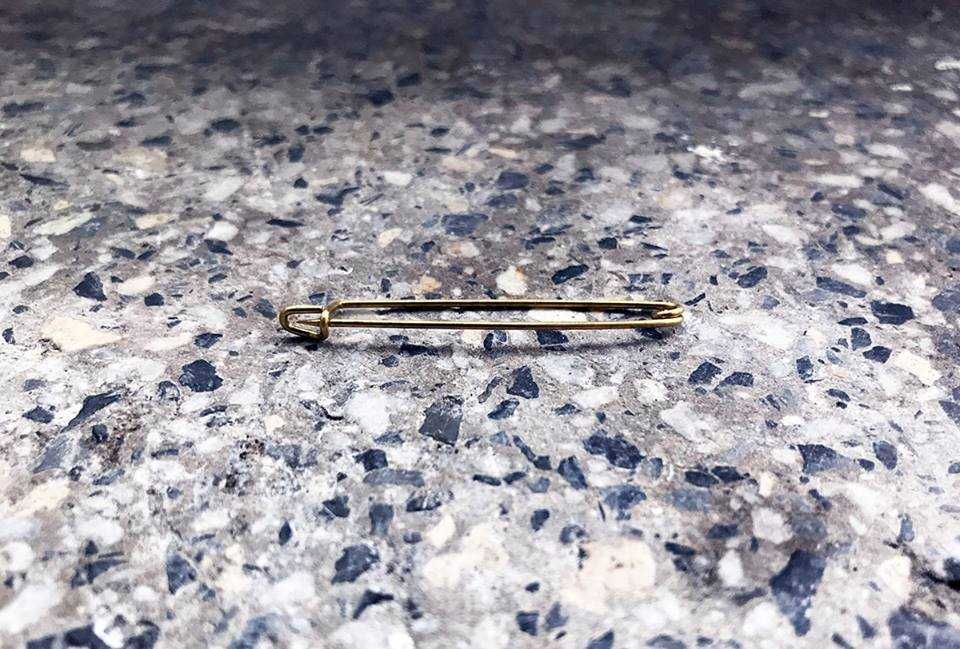 Agrafka collar pin do koszuli kołnierza srebrna złota Peaky Blinders