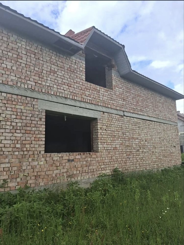 Продаються два будинки + 3 га землі в Карпатах