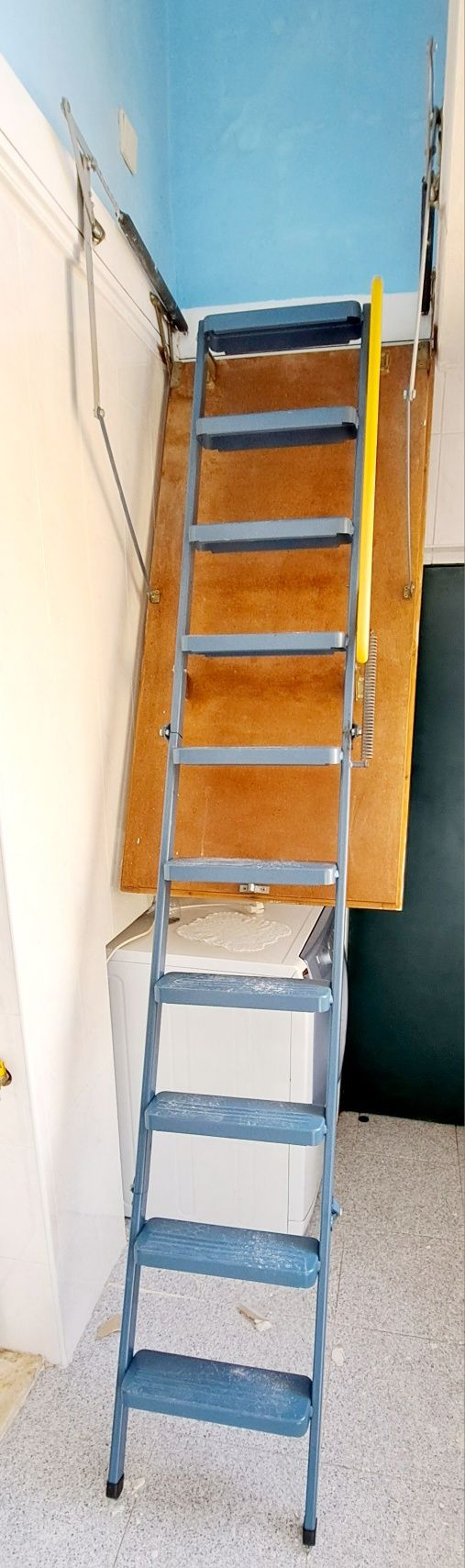 COMO NOVA - Escada de SÓTÃO metalica recolhivel com CORRIMÃO e ALÇAPÃO