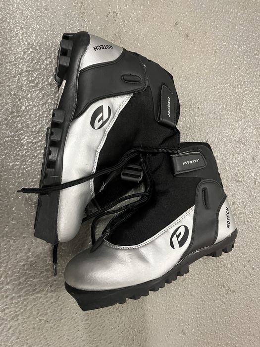 Dwa komplety nart biegowych z butami