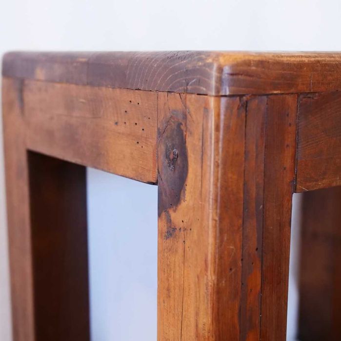 Mesa pequena rústica em madeira lisa