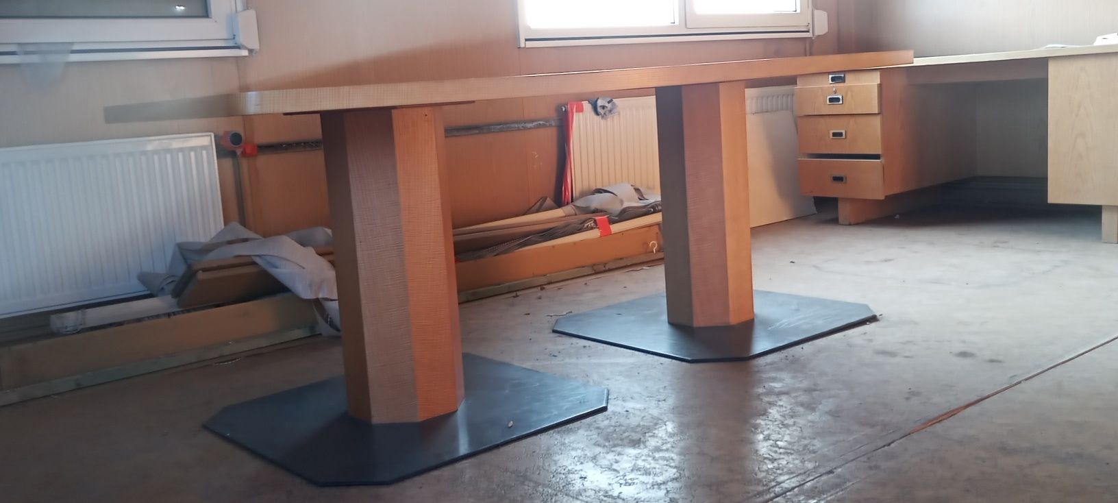 Stół salonowy na metalowej podstawie
