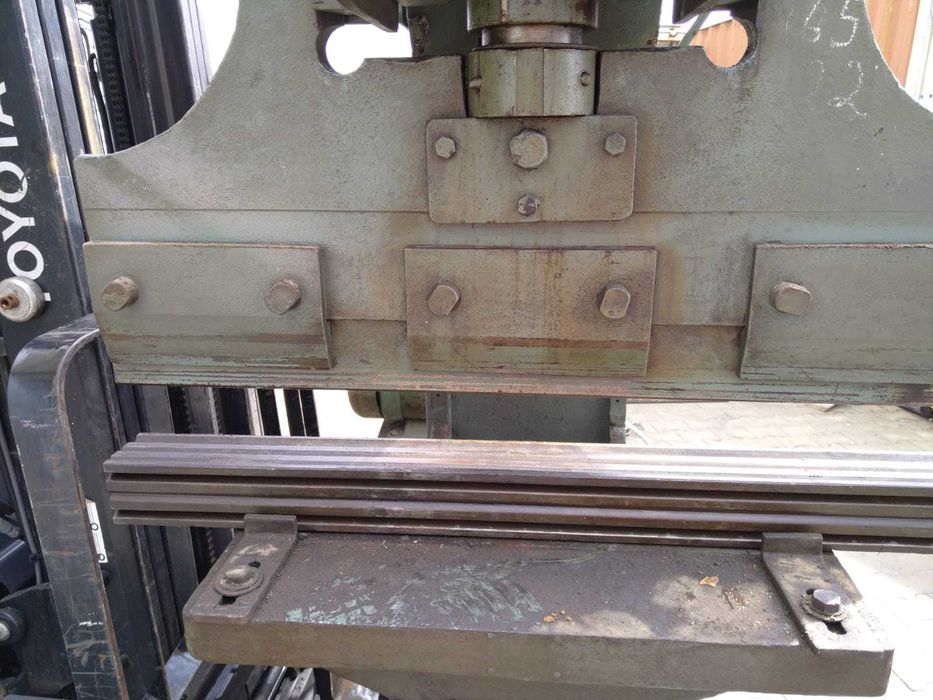 Prasa hydrauliczna wysięgowa krawędziowa