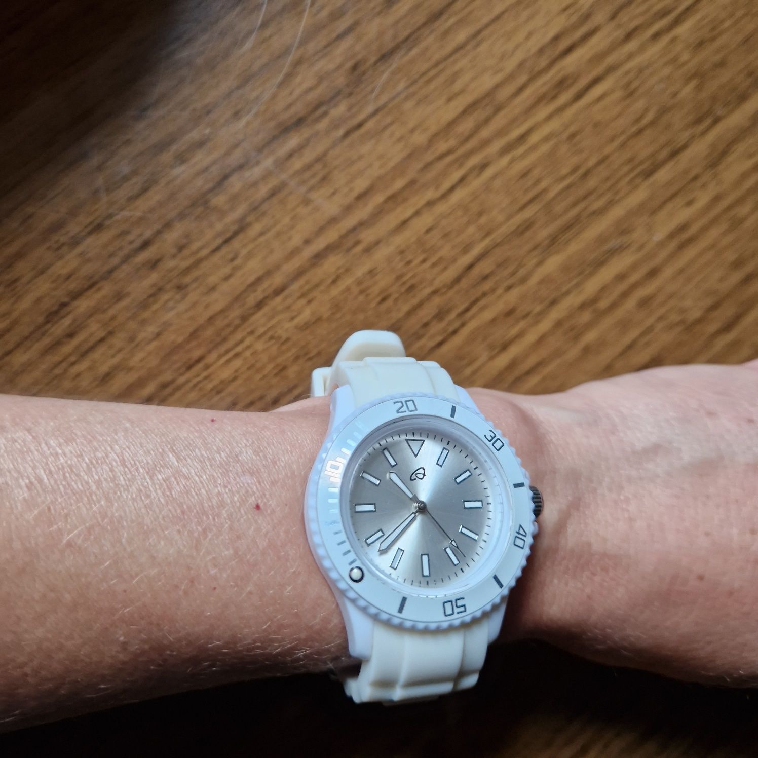 zegarek damski sportowy biały