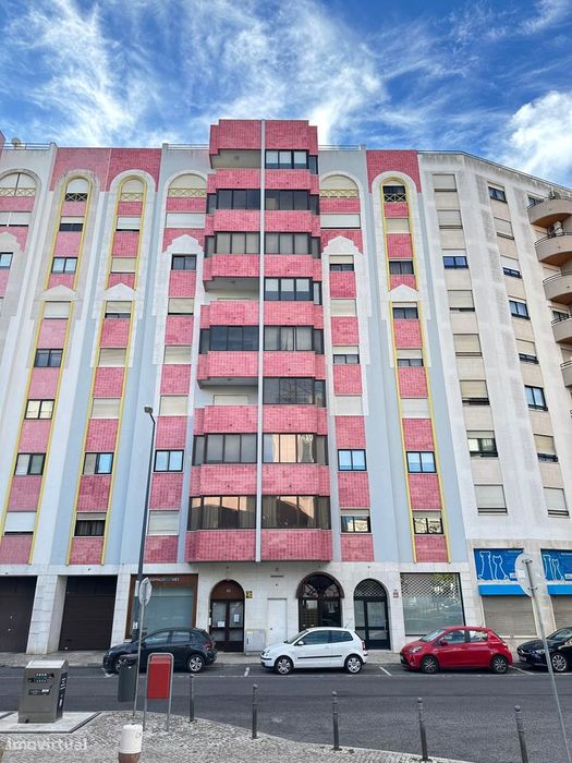 Arrendamento | T3 nas Laranjeiras com 2 lugares de Garagem.