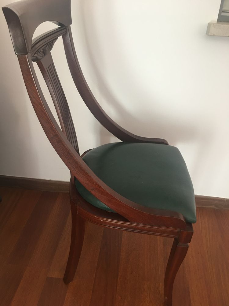 Cadeira vintage com tampo estofado a verde