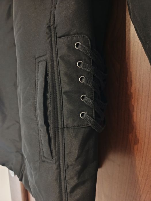 Czarna kurtka przejściowa, jesienna z błyszczącym futerkiem, rozmiar 4