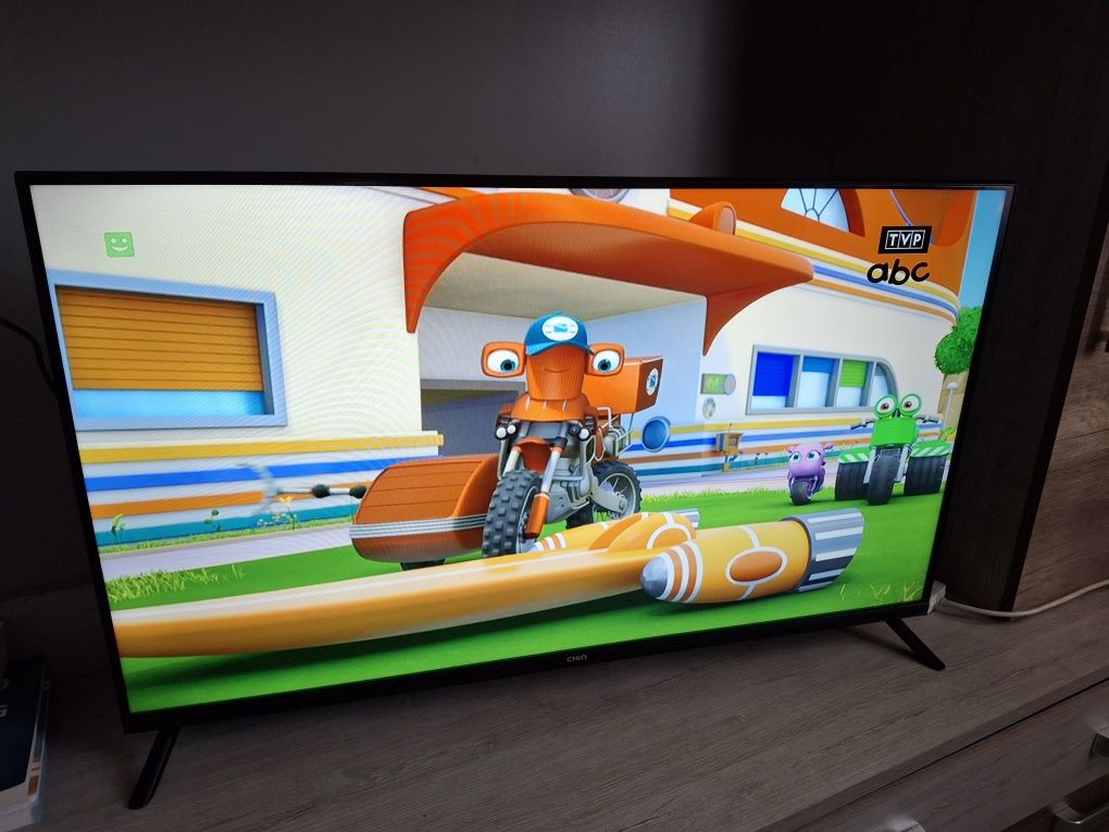 Telewizor chiq 40 cali smart tv DVBT2 z pilotem i pudełkiem