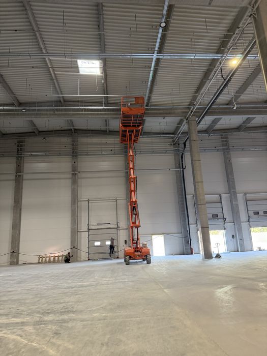 Оренда підйомника (ножничний підйомник) (оренда автовишки Пекканіска)