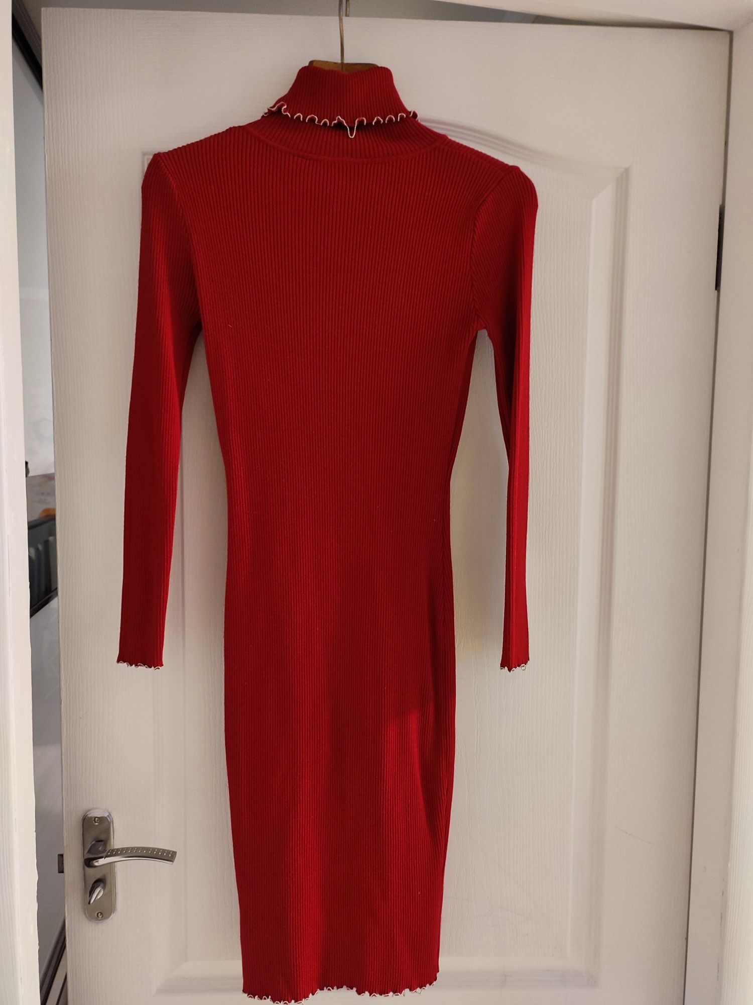 Елегантна червона сукня з відкритою спиною S