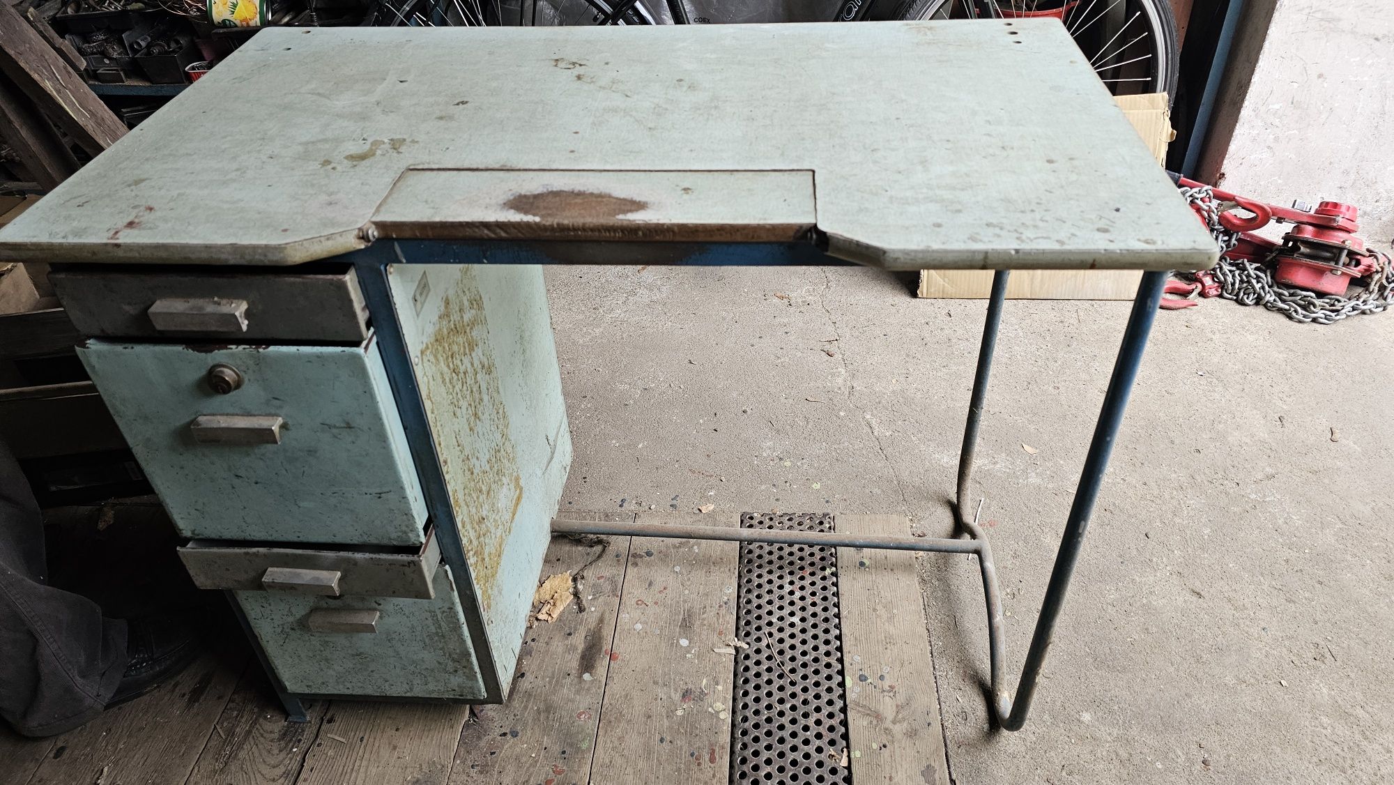 Sprzedam stare metalowe biurko