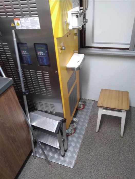 Przyczepa gastronomiczna lody foodtruck lodziarnia gofry