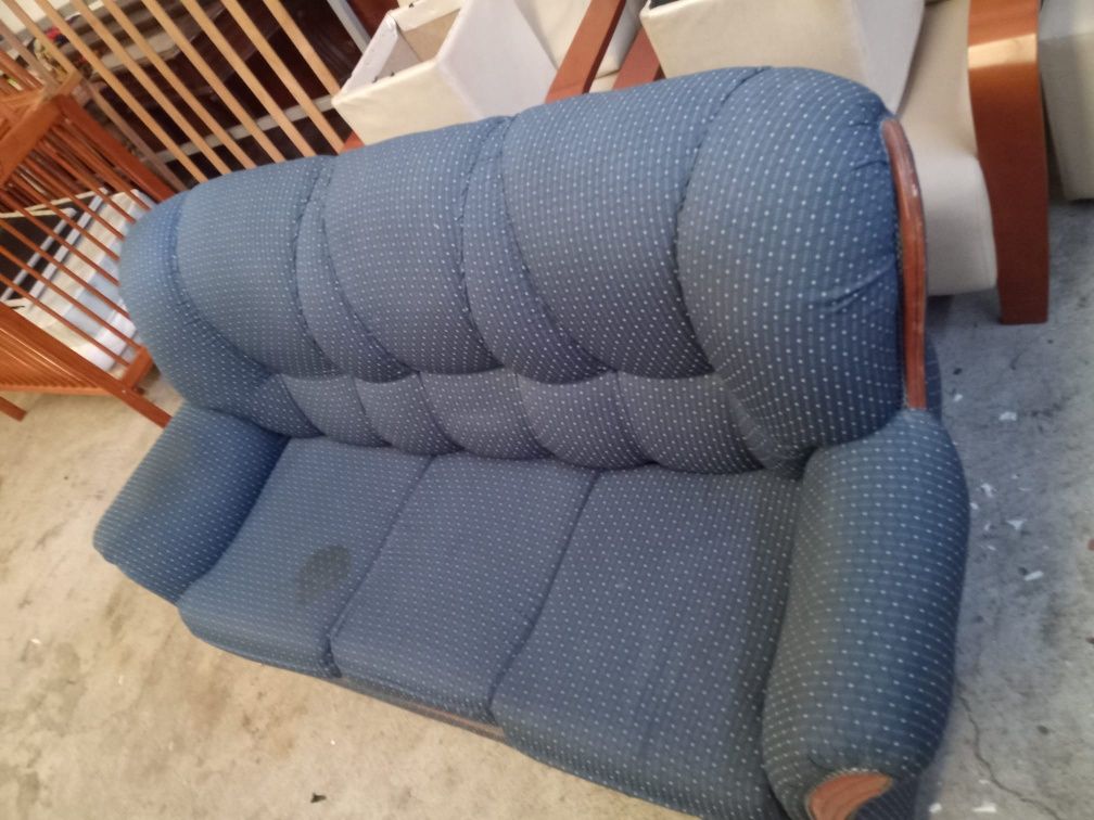 Dois sofás cama couro e tecido