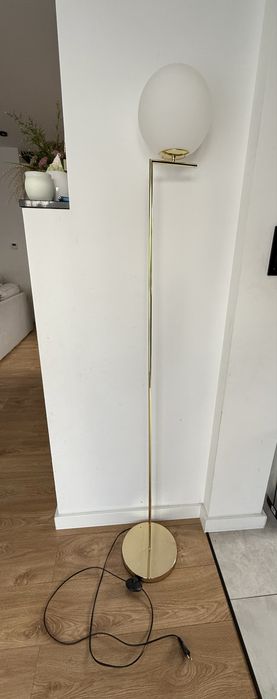 Złota lampa stojąca kula