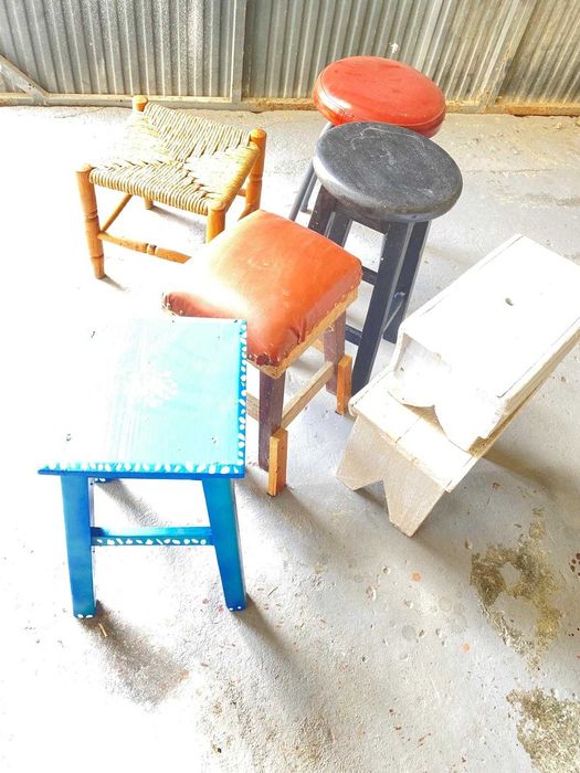 Lote de 7 bancos, distintos