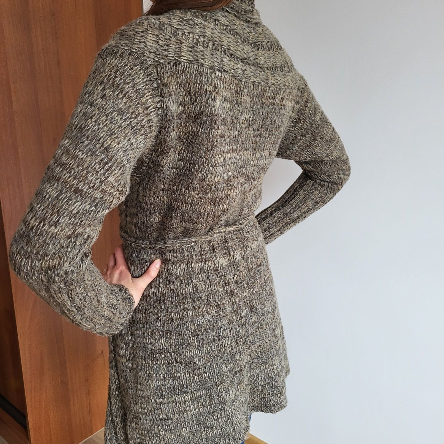 Długi sweter damski kardigan wiązany brązowy melanż