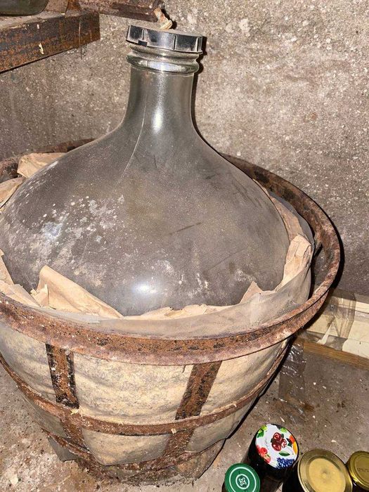 Бутиль в кошику з дерева та металу