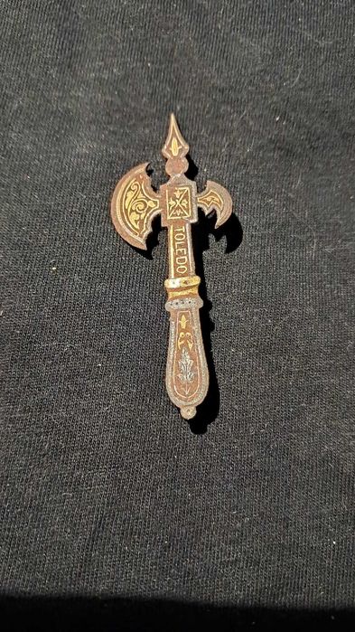Mini pin machadinha decorativa Toledo-damasquinado antigo – anos 60/80