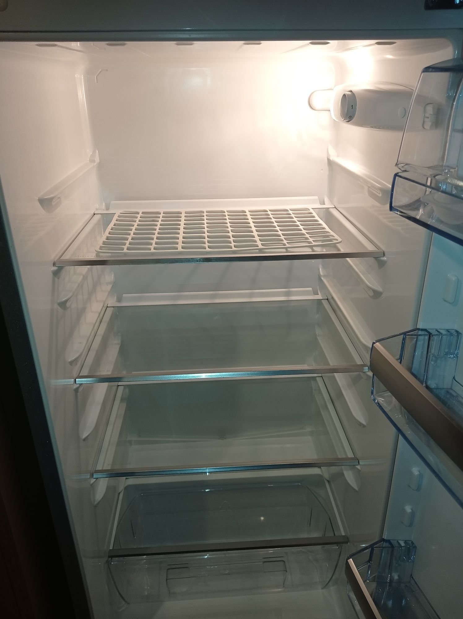 Sprzedam używaną i sprawną Lodówkę AEG model CT 280,kolor Inox/srebrny