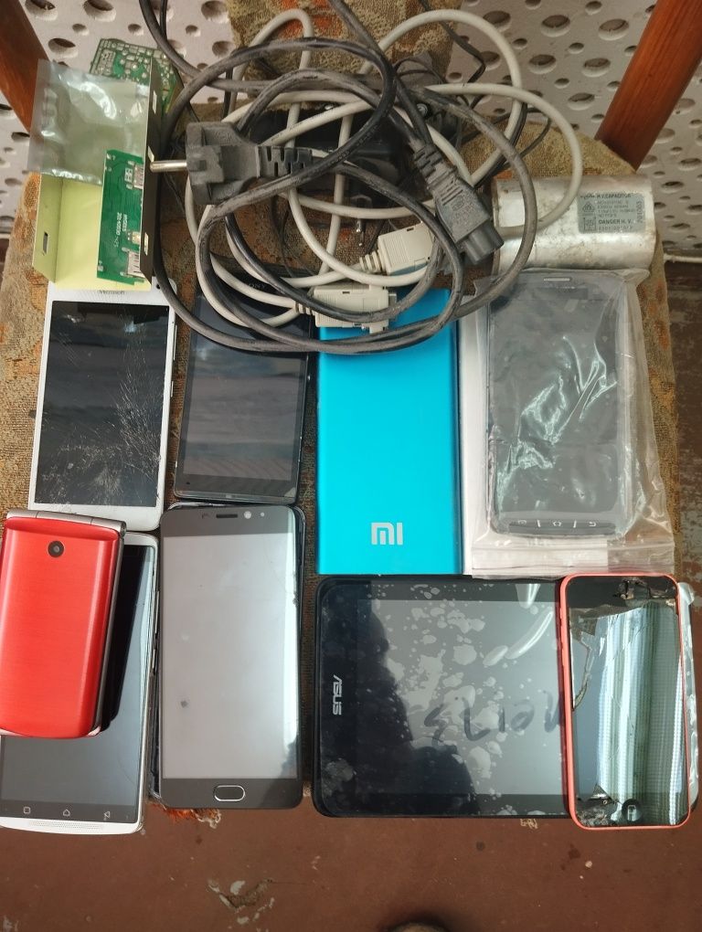 7 моб телефонів, 2 павербанка, планшет, шнури та ін