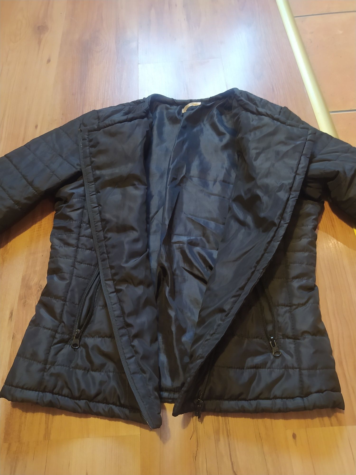 Czarna pikowana kurtka przejściowa