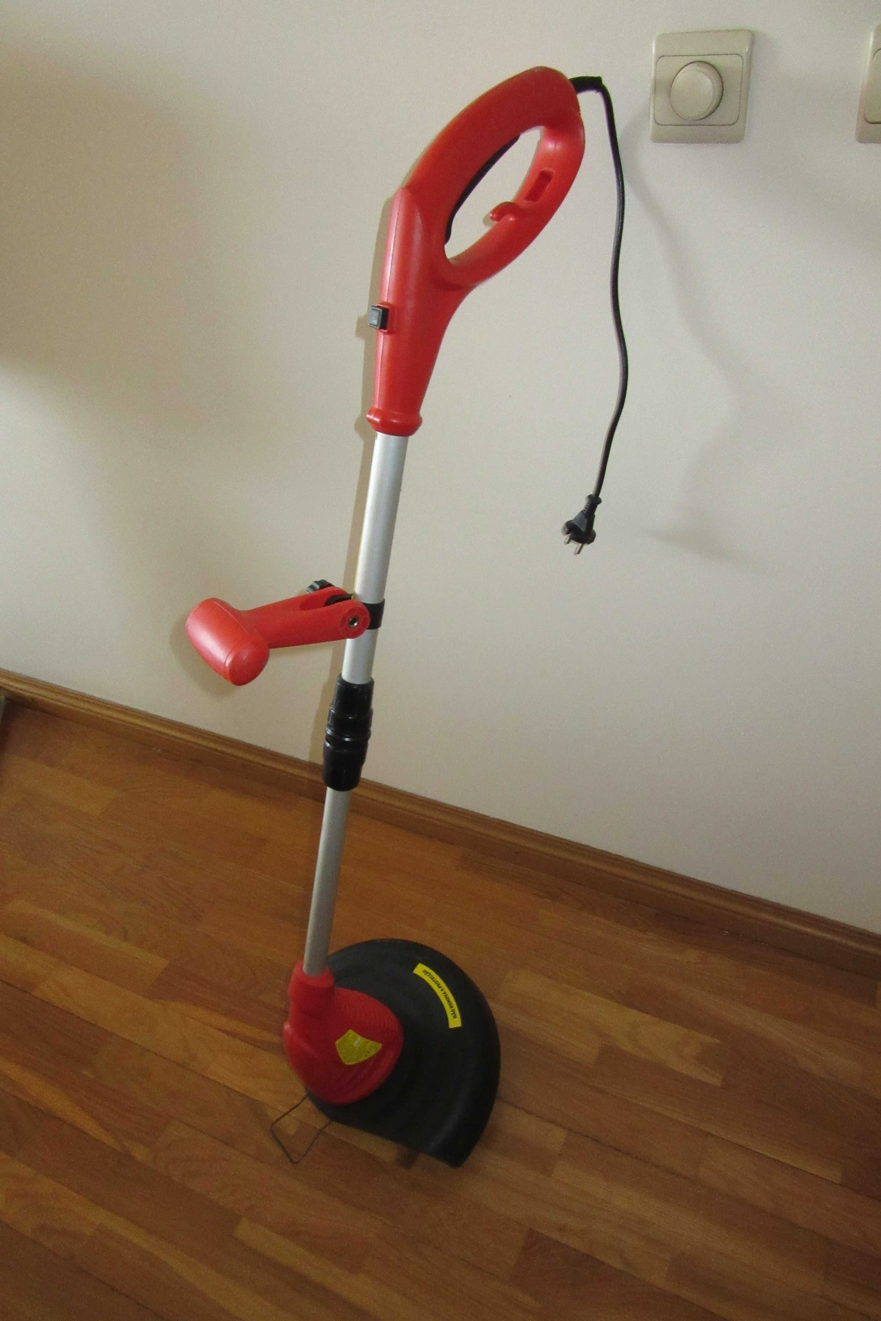Aparador de relva avariado para peças
