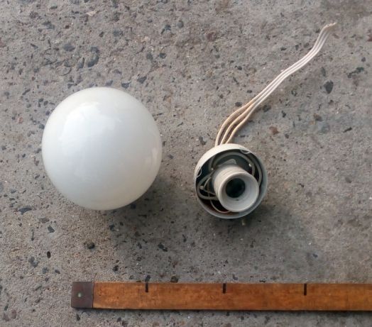 Круглый светильник матовый белый с керамическим патроном и заземлением