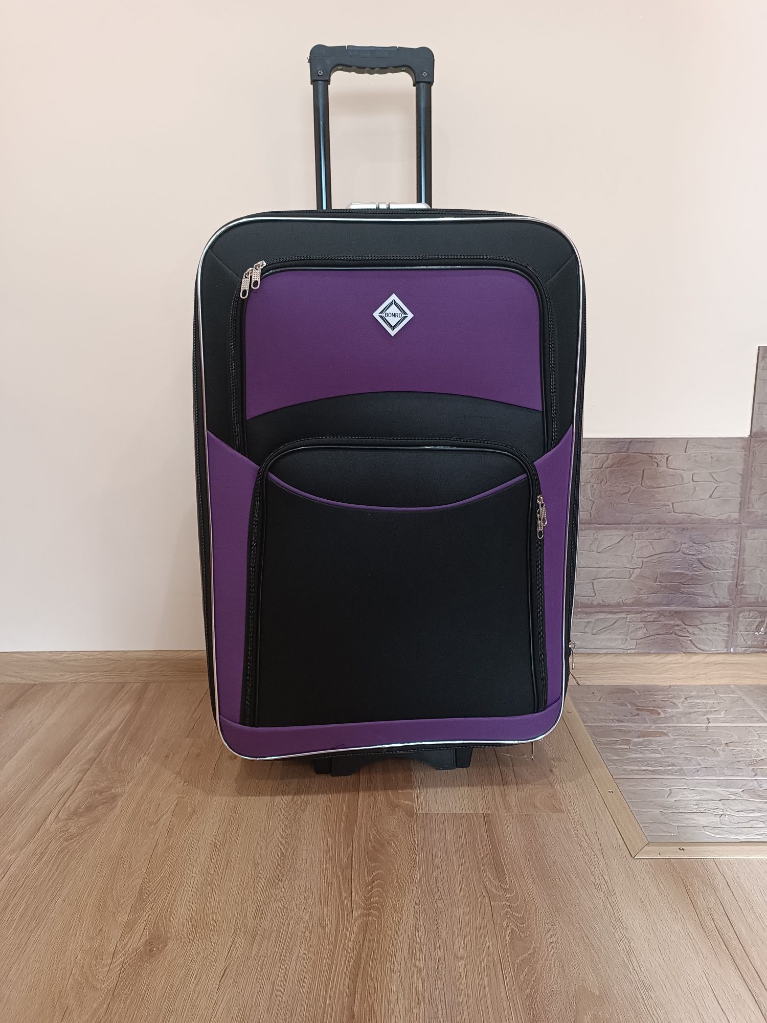 Дорожня валіза/чемодан на колесах,середня чорно-фіолетова