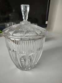 Kryształowa waza z pokrywką