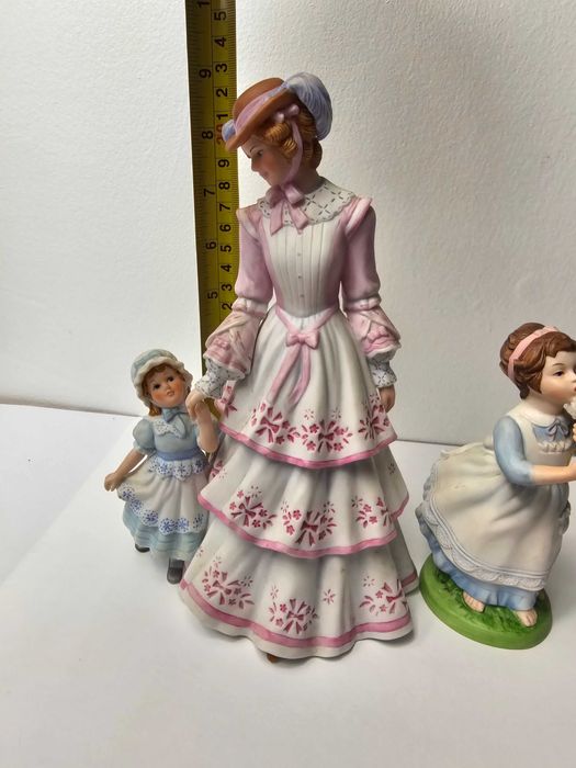 Angielska porcelana figurki Brooks & Bentley "Pani z córkami" 22, 13cm