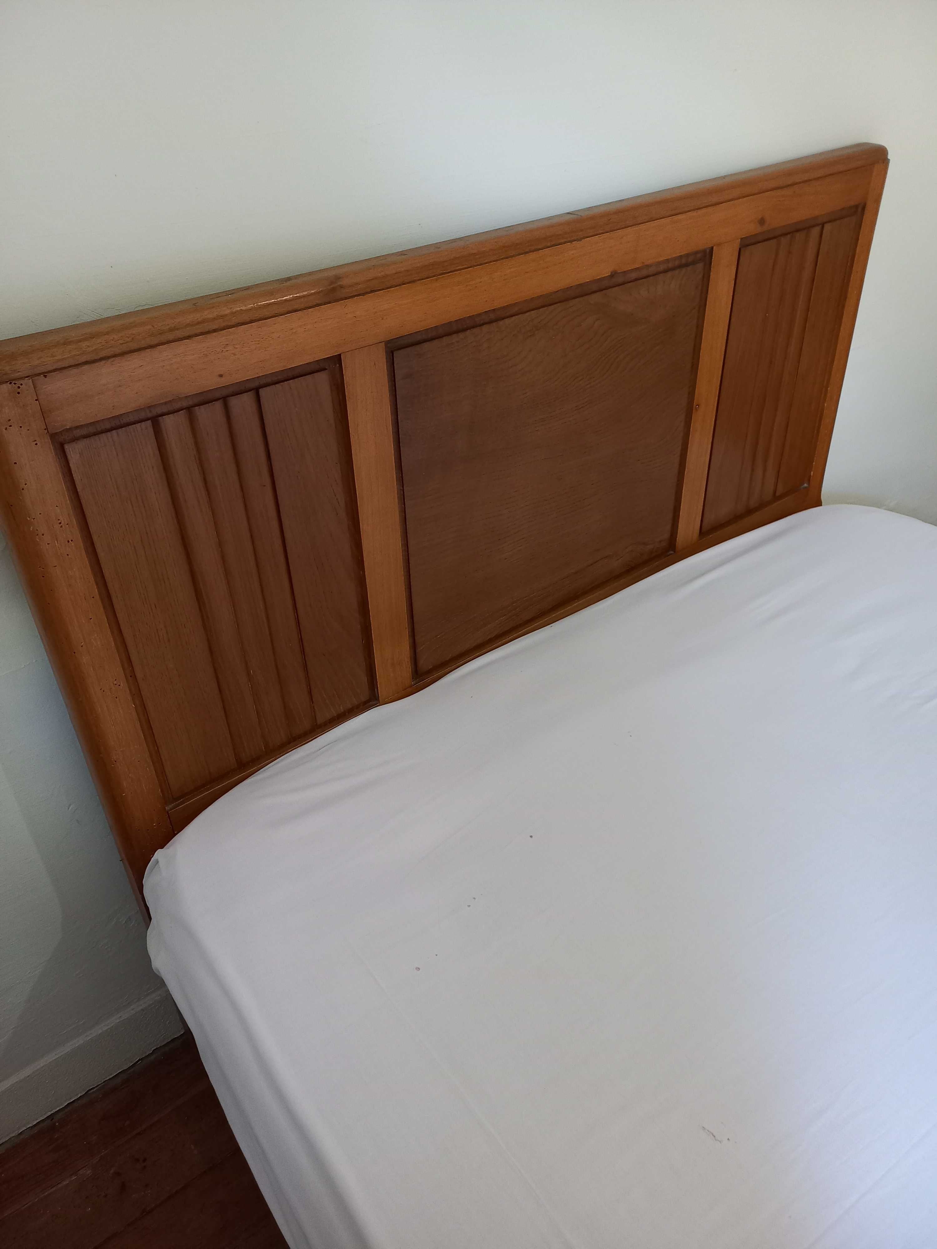 Cama de casal em madeira com colchão incluído