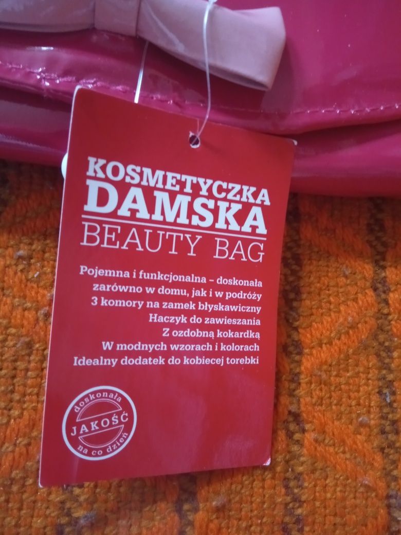 Kosmetyczka do powieszenia.