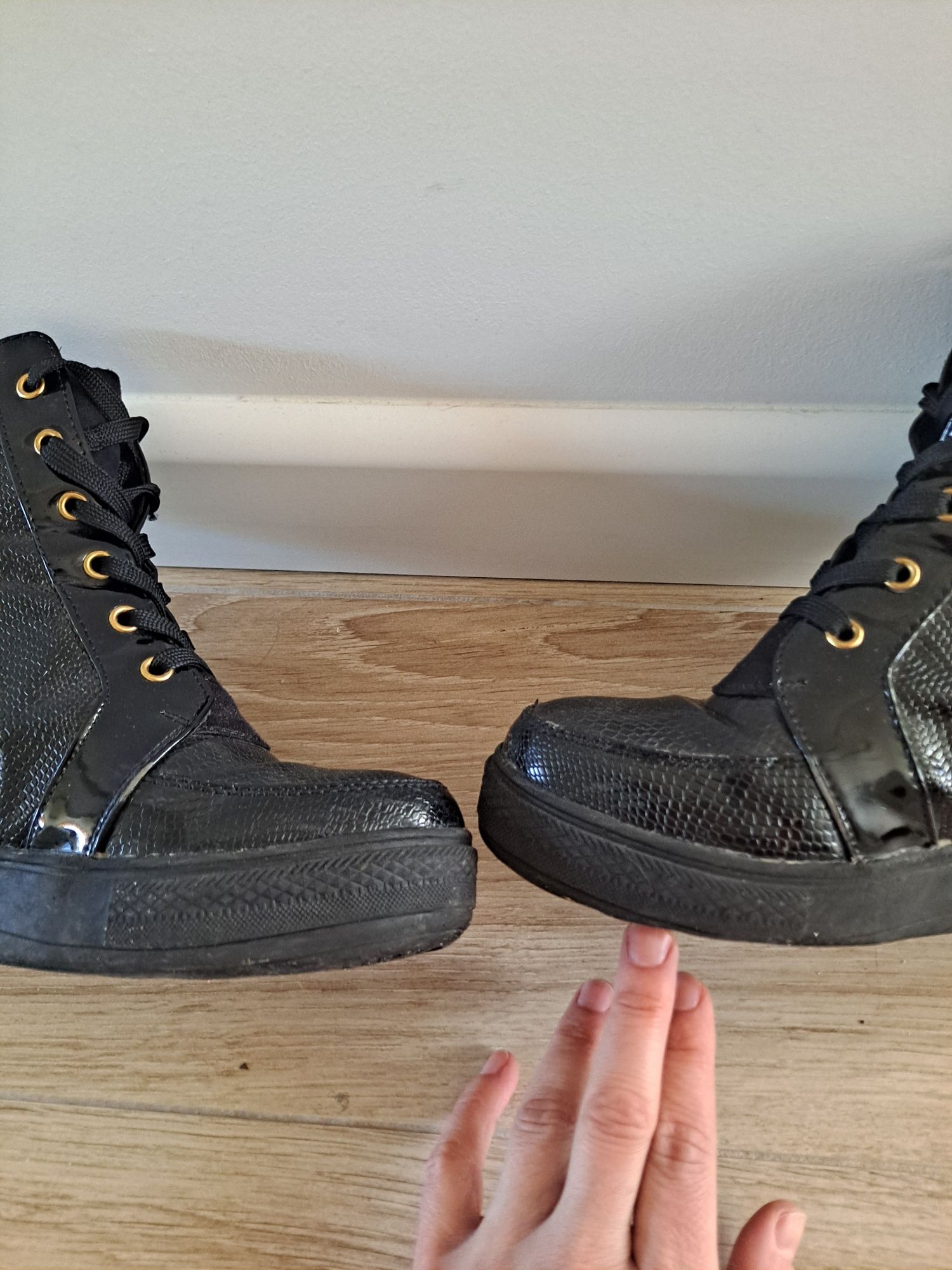 Czarne lakierowane sneakersy na koturnie