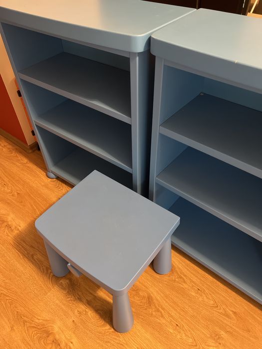 Regały na książki Ikea i szafka nocna
