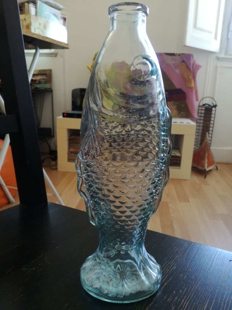 Garrafa de vidro em forma de peixe com rolha de cortiça
