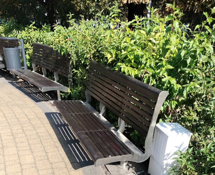 Ławka ogrodowa stalowa z oparciem siedzisko drewniane